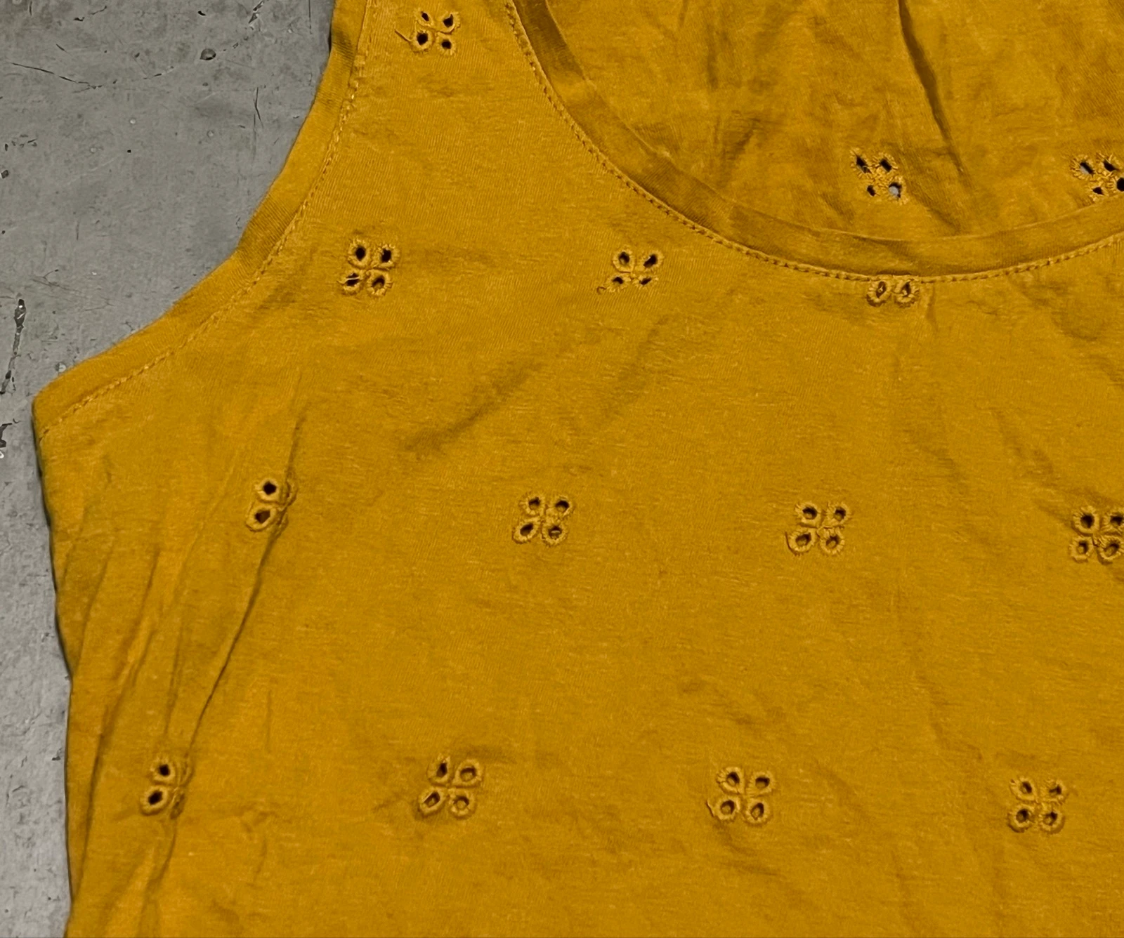 Camiseta naranja con calados  – photo 6